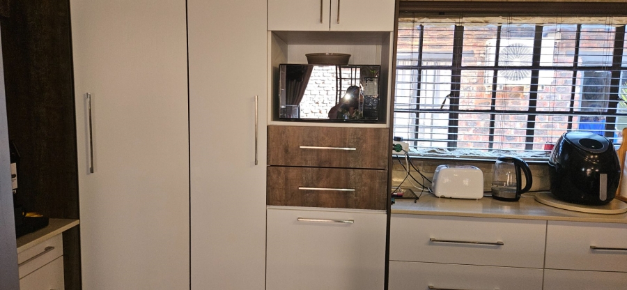 5 Bedroom Property for Sale in Langenhovenpark Free State